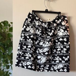 Chic Black and White Floral A-Line Skirt